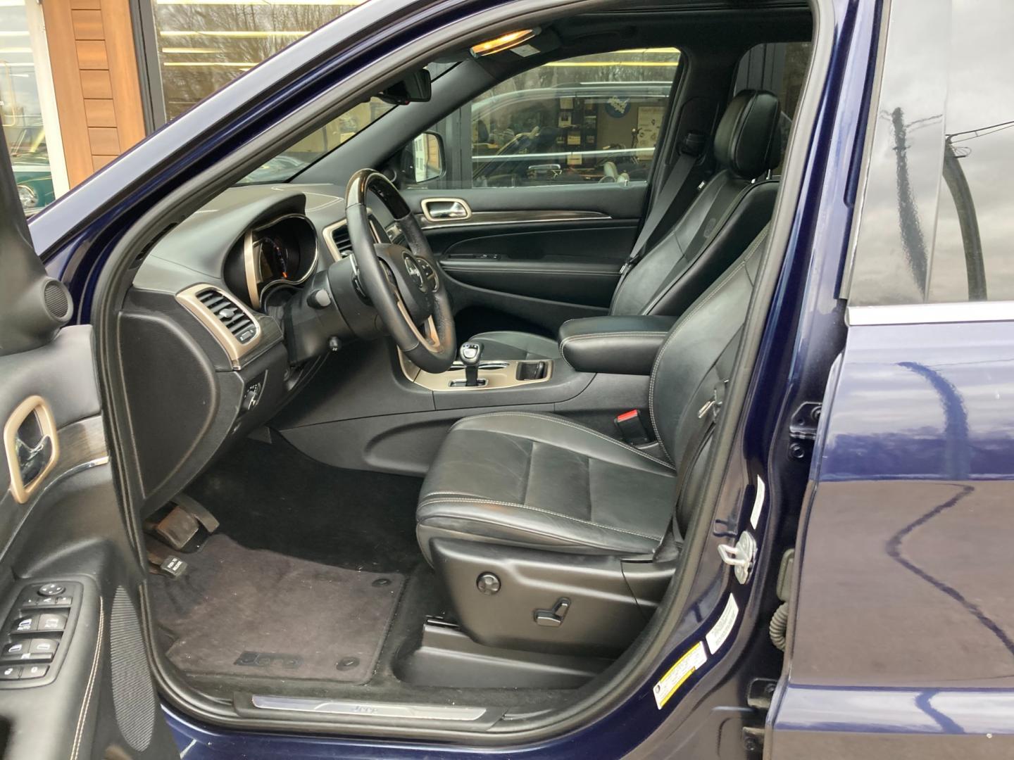 2014 Maximun Steel Blue Met Jeep Grand Cherokee Overland 2WD (1C4RJECG9EC) with an 3.6L V6 DOHC 24V engine, 5-Speed Automatic transmission, located at 1800 South Ihm Blvd, Freeport, IL, 61032, (815) 232-5543, 42.278645, -89.607994 - Photo#5